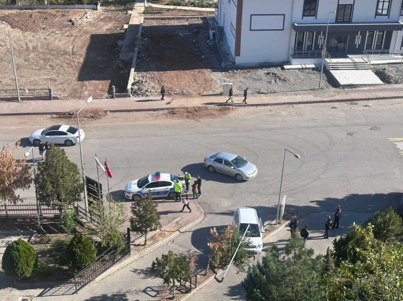 Kurtalan’da Hastane Bahçesine Girmek İsteyen Araç, Refüje Çıktı