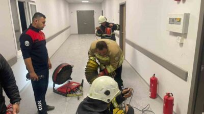 Hatay'ın Defne ilçesindeki Devlet Hastanesi'nde elektrik panosunda çıkan yangın, büyümeden