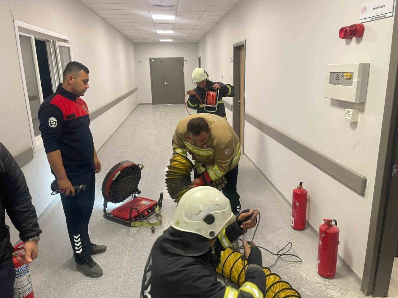 Hatay'ın Defne ilçesindeki Devlet Hastanesi'nde elektrik panosunda çıkan yangın, büyümeden