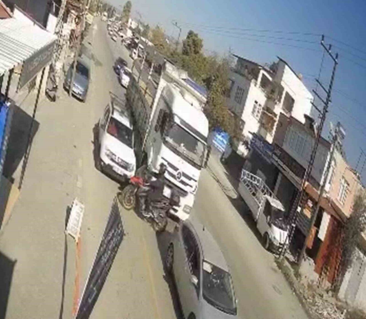 Hatay'ın Dörtyol ilçesinde motosikletin ters şeritte ilerlerken emniyet şeridini kullanan