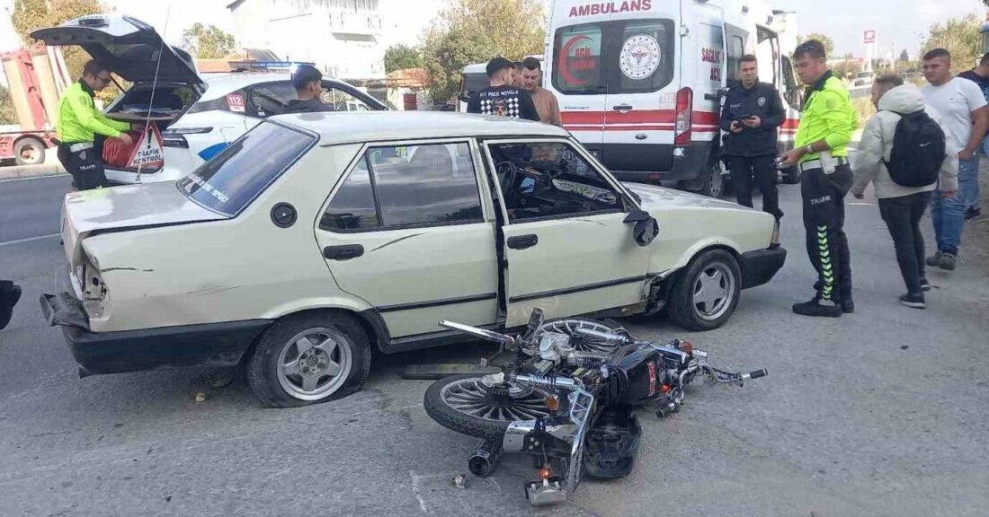 Aydın'ın Efeler ilçesinde plakasız bir motosiklet, dönüş yapan otomobile çarparak