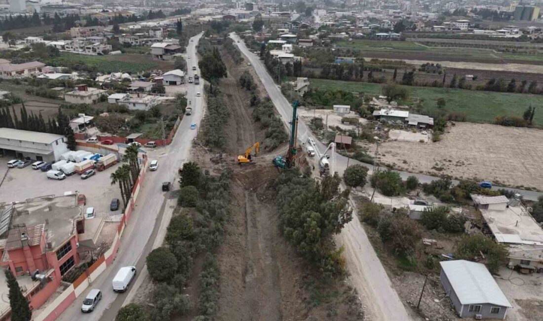 Hatay’da yeni köprü inşaatı, ulaşımın güvenliğini artırmak için başladı Hatay Büyükşehir Belediyesi, Antakya'nın Büyükdalyan Mahallesi'nde 10 metrelik bir köprü