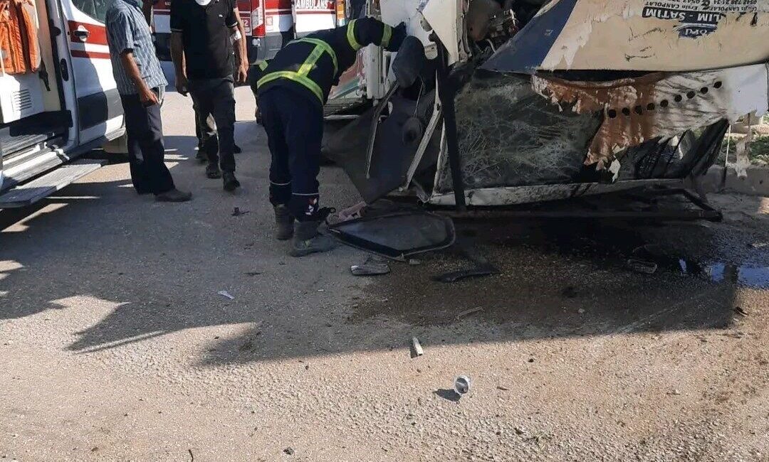 Hatay'ın Altınözü ilçesinde 3 aracın karıştığı trafik kazasında 7 kişi