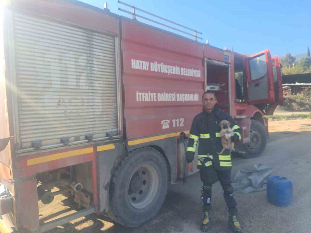 Kırıkhan’da 6 Metre Derinliğindeki Çukurda Mahsur Kalan Yavru Köpek İtfaiye Tarafından Kurtarıldı