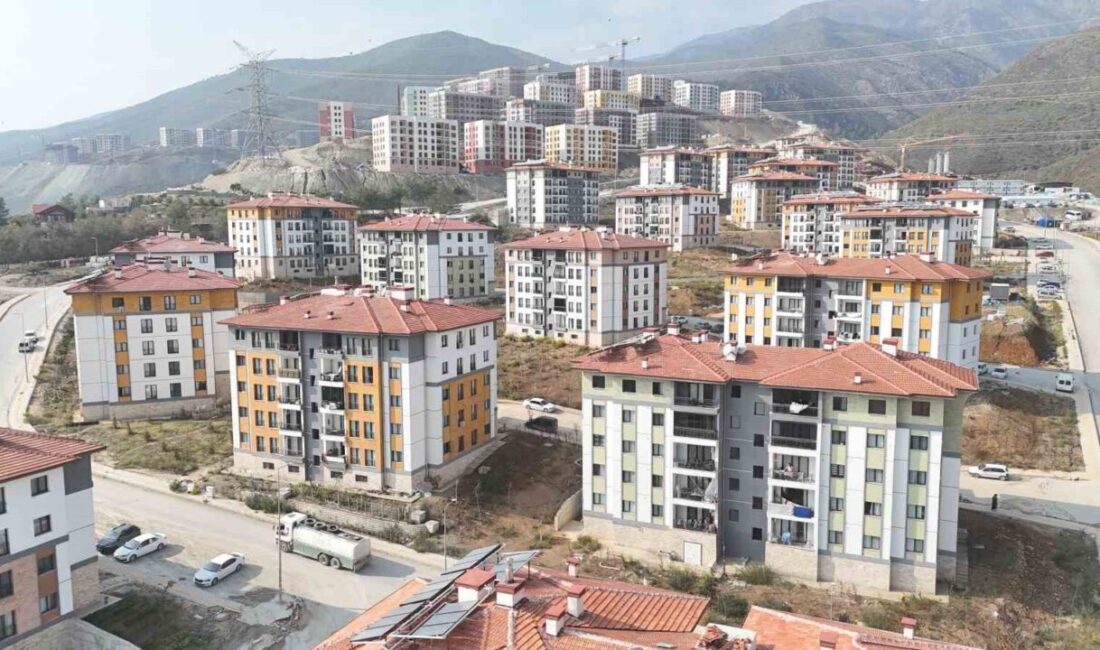 Hatay’da Deprem Konutlarıyla Kira Fiyatları Düşmeye Başladı: En Düşük 8, En Yüksek 22 Bin TL Hatay’da deprem sonrası 2023 yılında kiralar yüzde 100 artarken, yeni