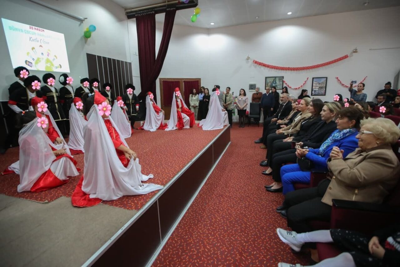 Hatay'da Dünya Çocuk Hakları Günü'nde düzenlenen etkinlikte Vali Mustafa Masatlı'nın