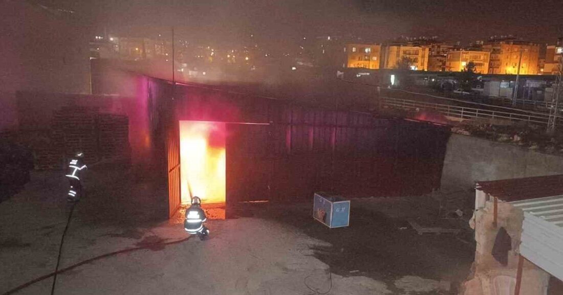 Kırıkhan’da Dondurma Deposunda Çıkan Yangın İtfaiye Tarafından Kontrol Altına Alındı Hatay’ın Kırıkhan ilçesi Cumhuriyet Mahallesi'ndeki dondurma bayisine ait depoda çıkan
