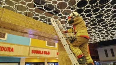 Hatay'ın İskenderun ilçesinde, bir kedi duvar boşluğuna sıkıştı. Çay Mahallesi'ndeki