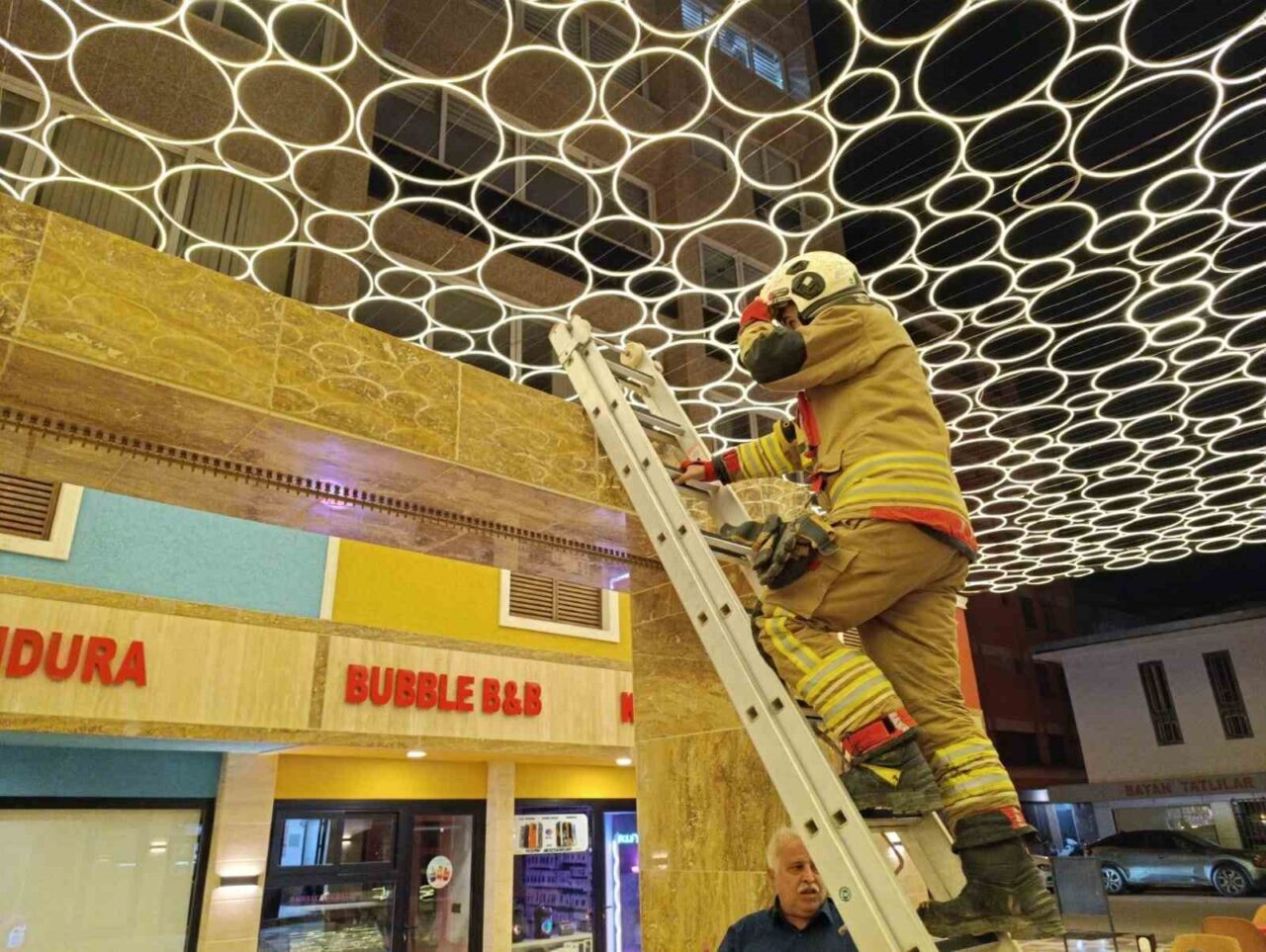 Hatay'ın İskenderun ilçesinde, bir kedi duvar boşluğuna sıkıştı. Çay Mahallesi'ndeki