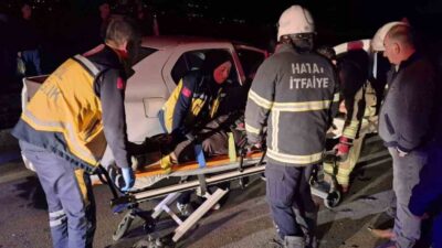 Hatay'ın Kırıkhan ilçesinde iki araç çarpıştı, kazada 4 kişi yaralandı.