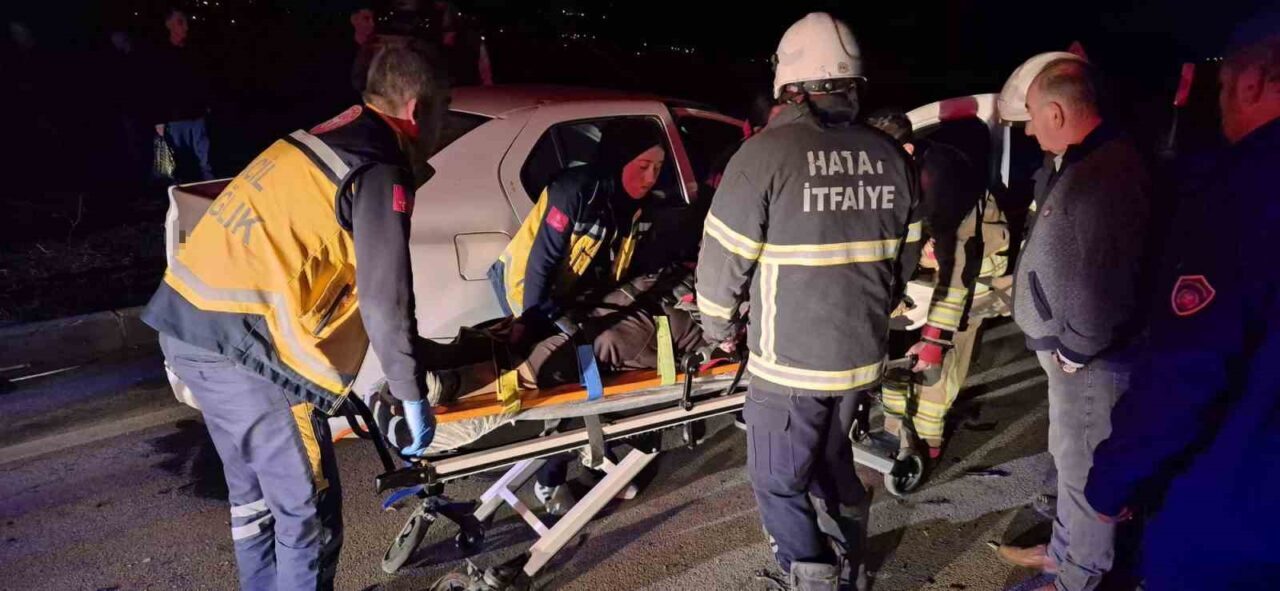 Hatay'ın Kırıkhan ilçesinde iki araç çarpıştı, kazada 4 kişi yaralandı.