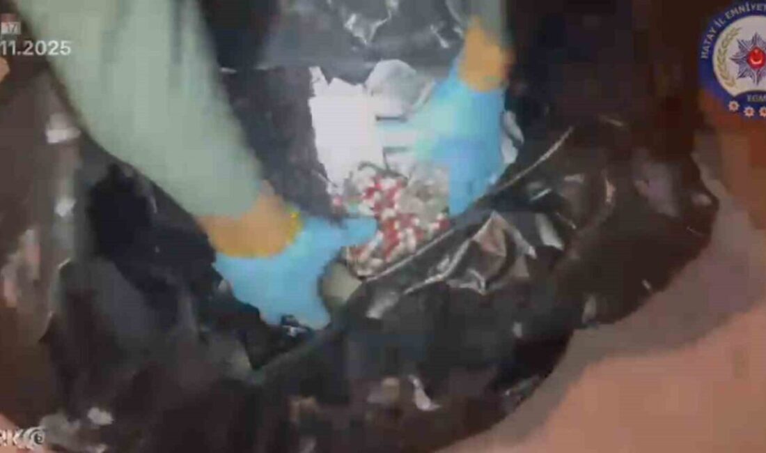 Hatay’da düzenlenen operasyonda 21 bin 560 uyuşturucu hap ve 24,11 gram sentetik Kannabinoid ele geçirildi, 2 kişi tutuklandı Hatay'ın Arsuz ilçesinde gerçekleştirilen bir baskında, piyasa değeri 4 milyon