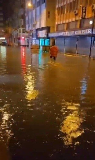 Hatay’da Fırtınayla Birlikte Yağışlar Şiddetlendi, İskenderun ve Dörtyol’da Sokaklar Su Altında Kaldı Hatay’ın İskenderun ve Dörtyol ilçelerinde akşam saatlerinde başlayan şiddetli yağışlarla