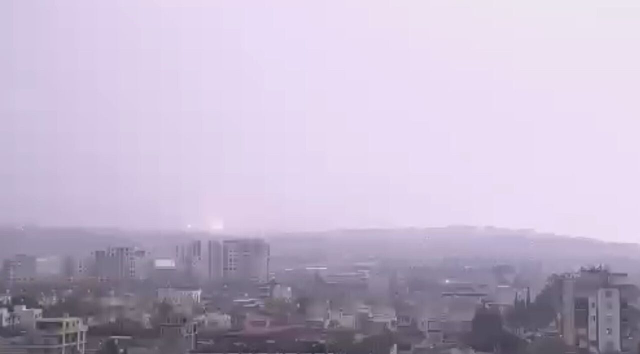 İskenderun’da Şiddetli Yağış Sırasında Yıldırım Düşmesi Görüntülendi