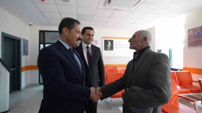 Hatay'da aşık Mehmet Sakar, Vali Mustafa Masatlı'ya yazdığı şiiri okudu.