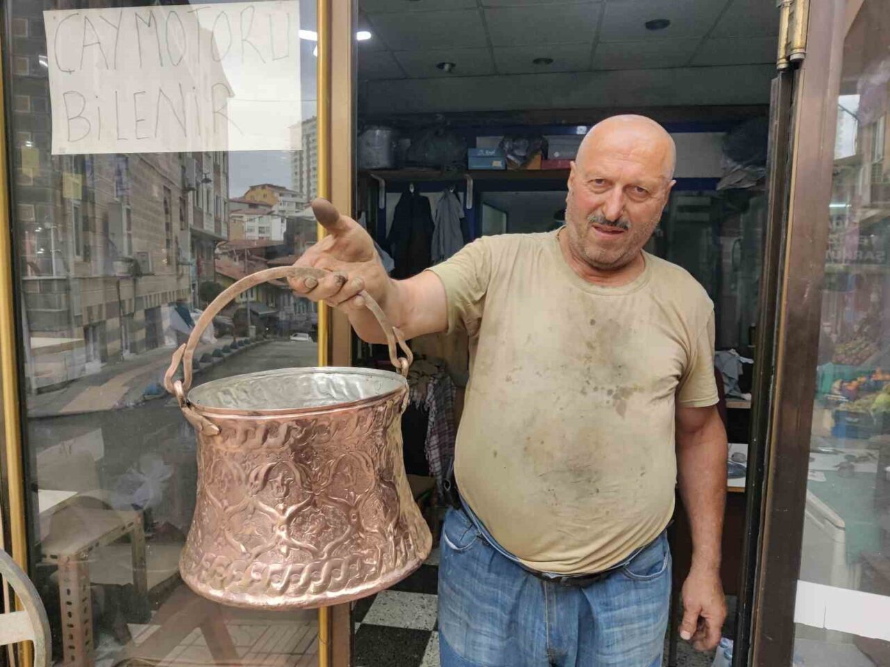 Rize’de 66 yaşındaki Dursun Ali Nuroğlu, kaybolmaya yüz tutan bakır