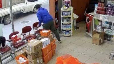 Bursa'nın Yıldırım ilçesinde 21 yaşındaki eczane çalışanı D.Ö., hava almak