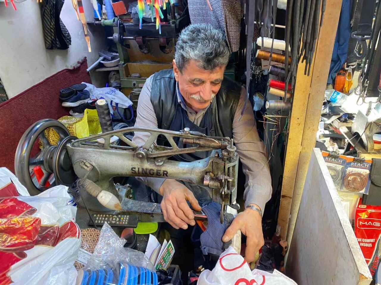 Soğuk havaların başlamasıyla birlikte Eskişehir’de vatandaşlar kış ayakkabılarına yöneliyor. Tamirci