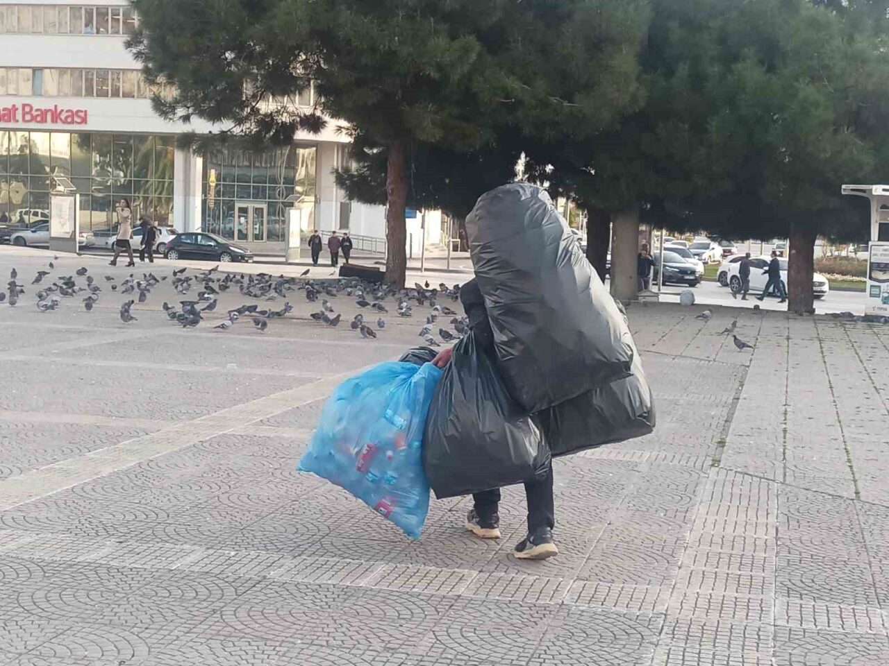 Samsun’da Geri Dönüşüm Malzemeleri Taşıyan Yaşlı Adam, Hayat Mücadelesinin Gerçek Yüzünü Gösterdi