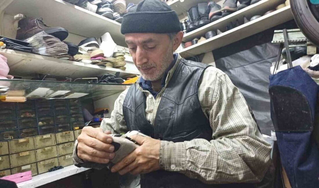 Kayseri'de 60 yaşındaki Mehmet Uzboyalı, 27 yıldır ayakkabı tamirciliği yapıyor.