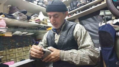 Kayseri'de 60 yaşındaki Mehmet Uzboyalı, 27 yıldır ayakkabı tamirciliği yapıyor.