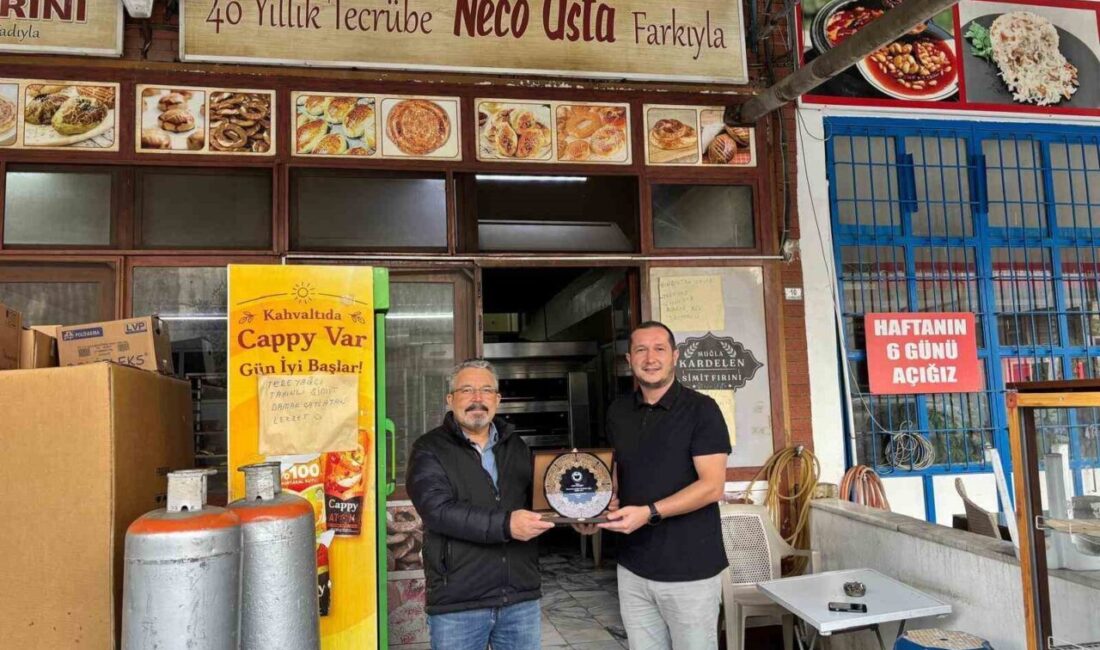 Muğla'nın Datça ilçesinde simit ustası Necdet Akarken, Datça Devlet Hastanesi'ne