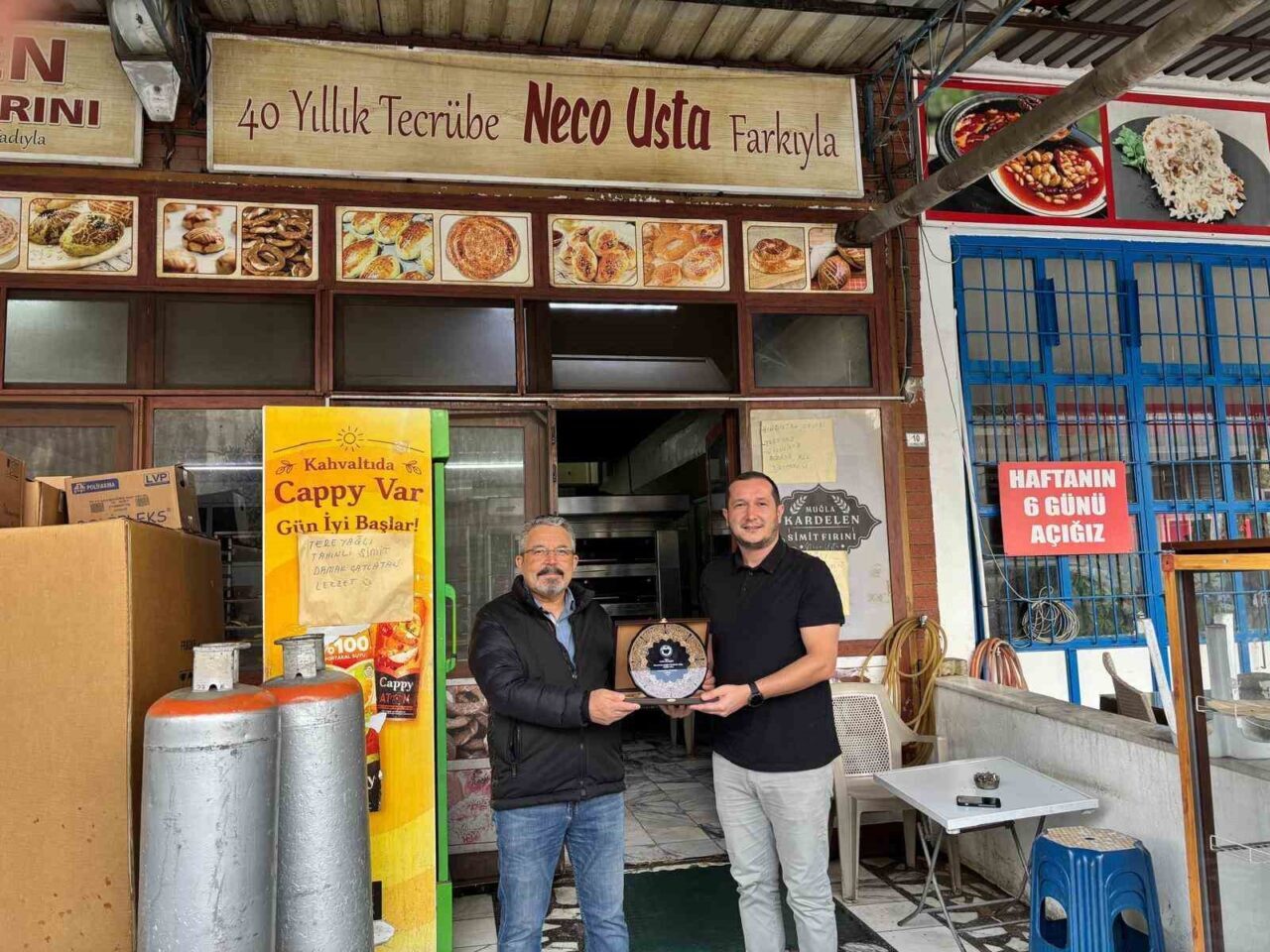 Muğla'nın Datça ilçesinde simit ustası Necdet Akarken, Datça Devlet Hastanesi'ne