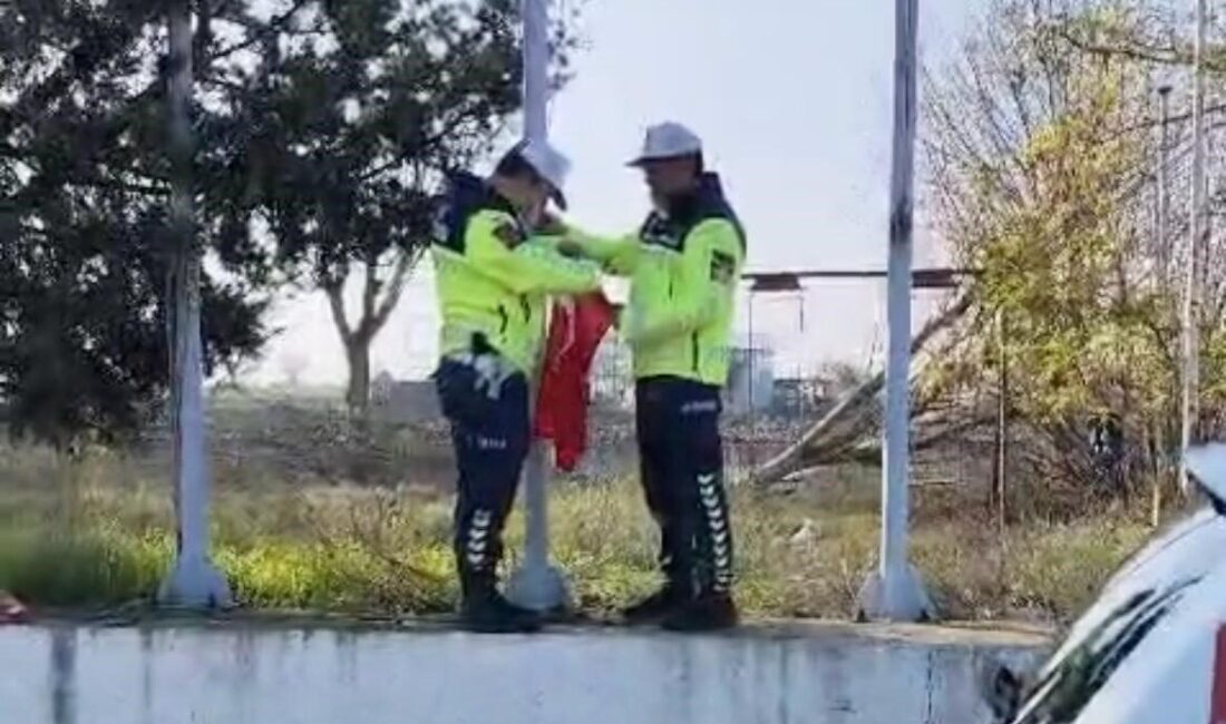 Hayrabolu’da Jandarma Ekiplerinden Türk Bayrağına Saygı Dolu Hareket Tekirdağ’ın Hayrabolu ilçesinde, Jandarma Trafik Tim Komutanı Uzman Çavuş Murat