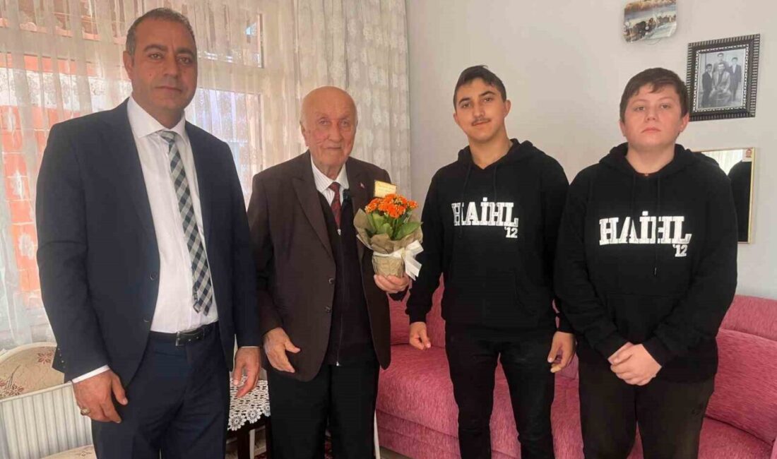 Hayrabolu’da Öğrenciler 85 Yaşındaki Emekli Öğretmen Mustafa Koç’u Ziyaret Etti Tekirdağ’ın Hayrabolu ilçesinde, 85 yaşındaki emekli öğretmen Mustafa Koç, öğrencileri