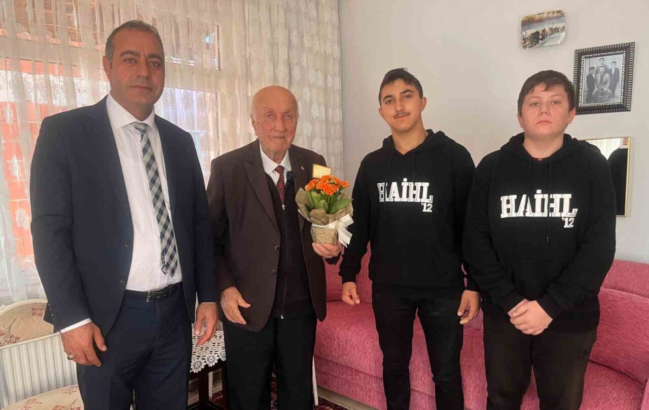 Tekirdağ’ın Hayrabolu ilçesinde, 85 yaşındaki emekli öğretmen Mustafa Koç, öğrencileri