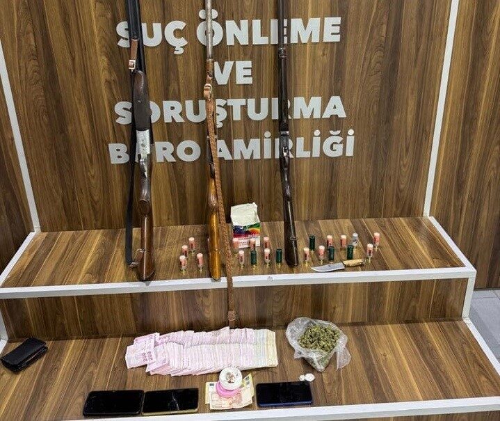 İzmir Gaziemir'de yapılan bir operasyonda, uyuşturucu ticareti yaptıkları ortaya çıkan