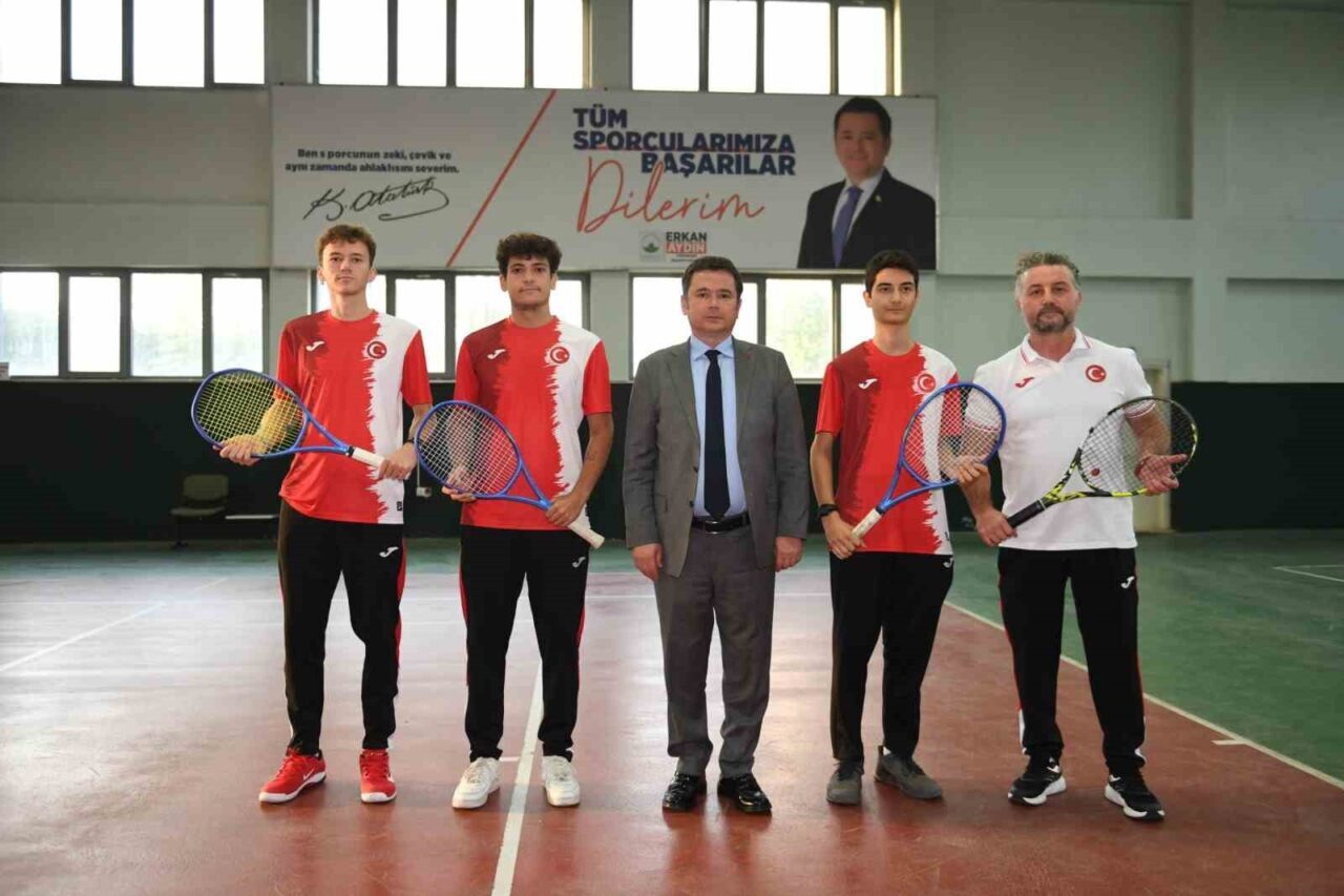 Osmangazi Belediyespor'un işitme engelli sporcuları Yunus Emre Sarıaydın ve Emir