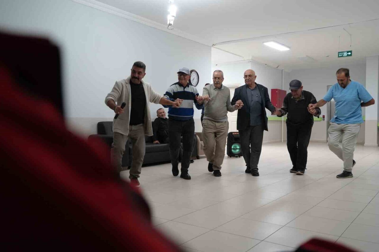 Elazığ Gazi Huzurevi sakinleri, Bayburt Memnune Evsen Huzurevi’nde düzenlenen etkinlikte