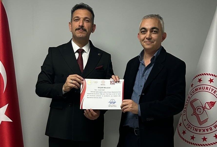 Manisa'da düzenlenen Öğretmenler Günü etkinliğinde, öğretmen ve velilerin katıldığı fotoğraf