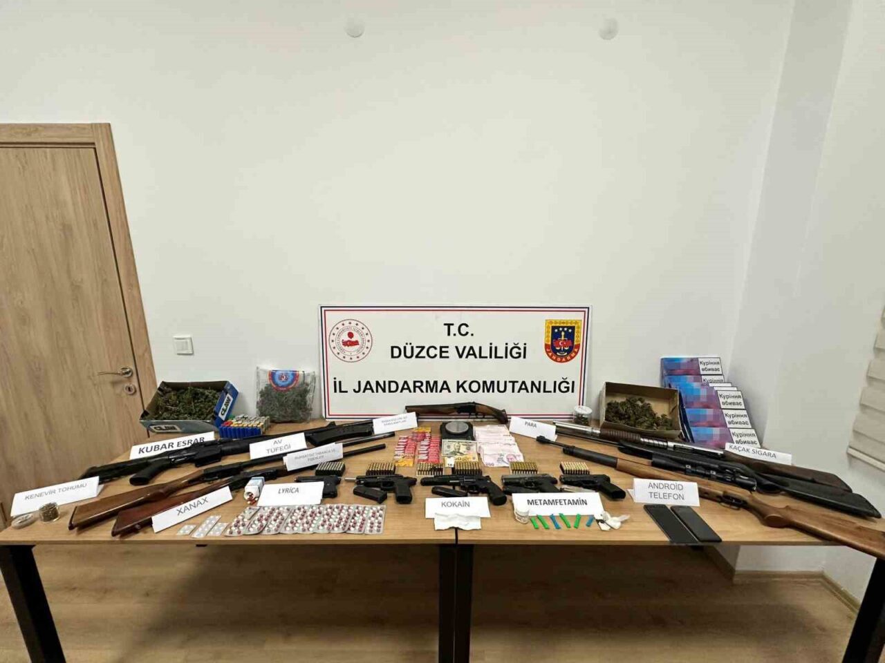 Düzce'nin Cumayeri ilçesinde Jandarma ve Narkotik ekipleri, uyuşturucu ticareti yapan