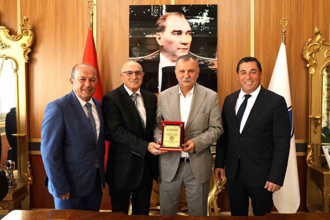 Manisa'daki hemşehri dernekleri, Yunusemre Belediye Başkanı Semih Balaban'a yaptıkları katkılardan