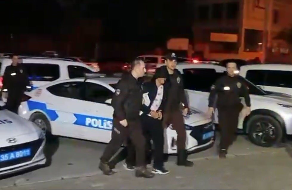 Hırsızlıktan 95 Yıl Hapis Cezası Bulunan 17 Yaşındaki Firari Genç İzmir’de Yakalandı İzmir'in Karşıyaka ilçesinde, cesur bir polis operasyonuyla, hırsızlık suçlarından 95