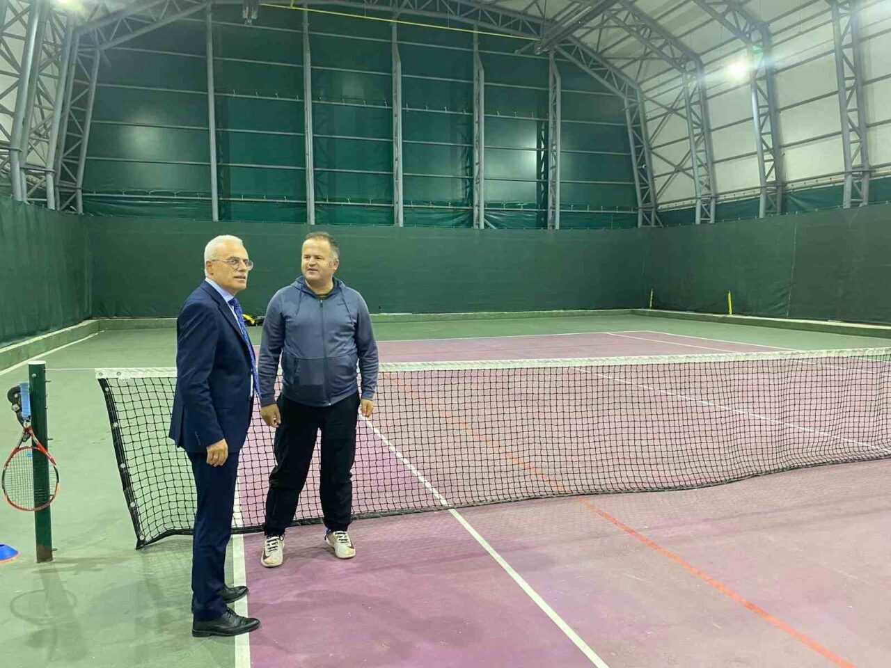 Düzce Gençlik ve Spor Müdürü Zekeriya Arslantürk, spor salonlarını ziyaret