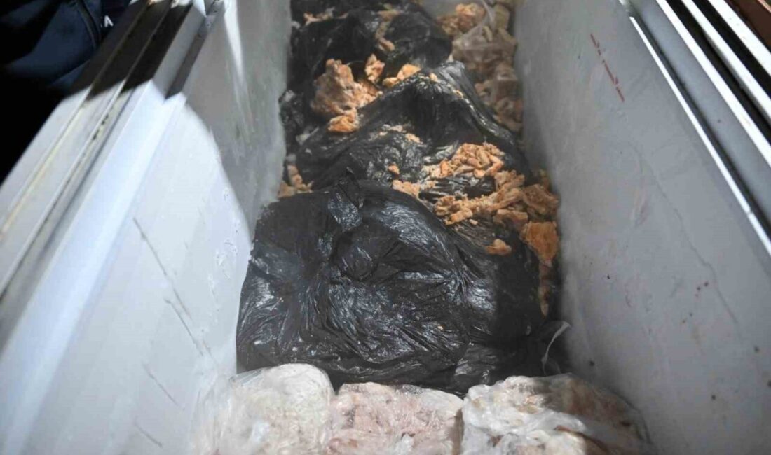 Manisa’da Hijyen Denetimleri Sıklaştırıldı, 150 Kilo Sağlıksız Tavuk Etine El Konuldu Manisa Büyükşehir Belediyesi, hijyen denetimlerini artırarak bir işletmenin imalathanesinde sağlıksız