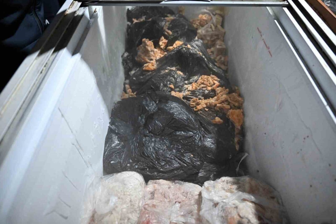 Manisa’da Hijyen Denetimleri Sıklaştırıldı, 150 Kilo Sağlıksız Tavuk Etine El Konuldu Manisa Büyükşehir Belediyesi, hijyen denetimlerini artırarak bir işletmenin imalathanesinde sağlıksız