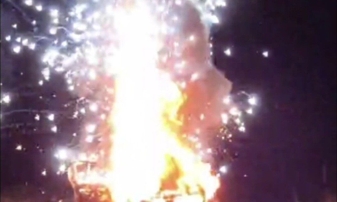 Şanlıurfa’da Trafik Kazası Sonrası Otomobilde Patlamalar Meydana Geldi Şanlıurfa'nın Hilvan ilçesinde bir trafik kazası sonrası otomobilden alevler yükseldi.