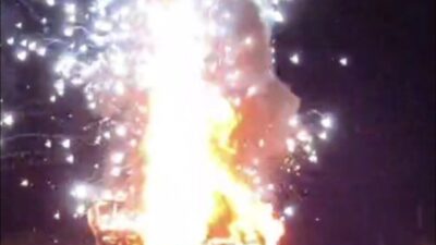 Şanlıurfa'nın Hilvan ilçesinde bir trafik kazası sonrası otomobilden alevler yükseldi.