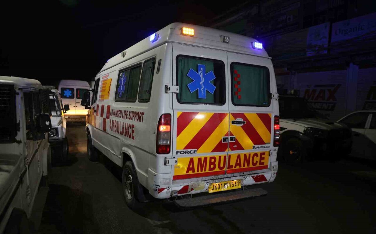 Hindistan'ın Cemmu Keşmir eyaletinde, Srinagar'daki Nowgam karakolunda patlayıcı numuneleri alınırken