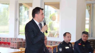 Kütahya'nın Hisarcık ilçesinde Kaymakam Erkan Atam, muhtarlarla bir toplantı gerçekleştirdi.