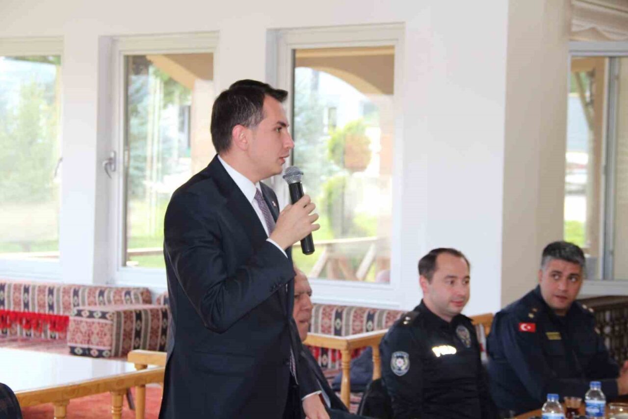 Kütahya'nın Hisarcık ilçesinde Kaymakam Erkan Atam, muhtarlarla bir toplantı gerçekleştirdi.