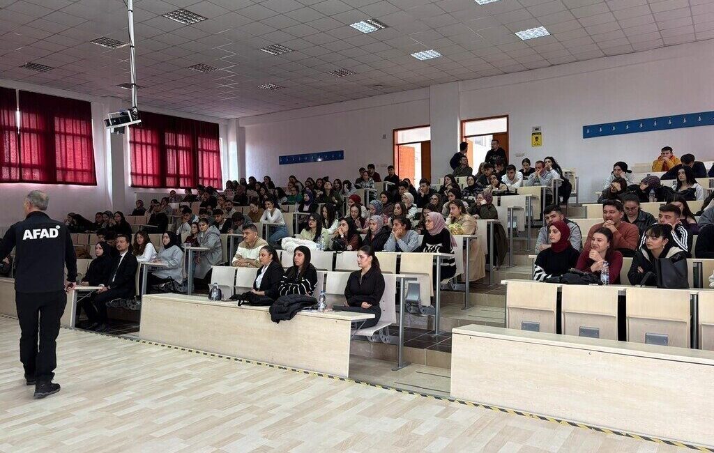 Kütahya Dumlupınar Üniversitesi’nde Afet Farkındalık ve Bina Tahliye Eğitimi Düzenlendi Kütahya Dumlupınar Üniversitesi Hisarcık Meslek Yüksekokulu, AFAD uzmanları tarafından afet