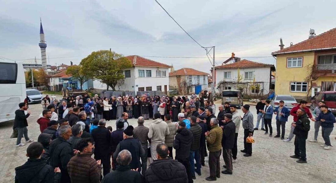 Kütahya’da Umre Yolculuğuna Çıkacak 36 Aday İçin Uğurlama Töreni Düzenlendi Kütahya’nın Hisarcık ilçesinde Diyanet İşleri Başkanlığı'nın düzenlediği programla 36 umre