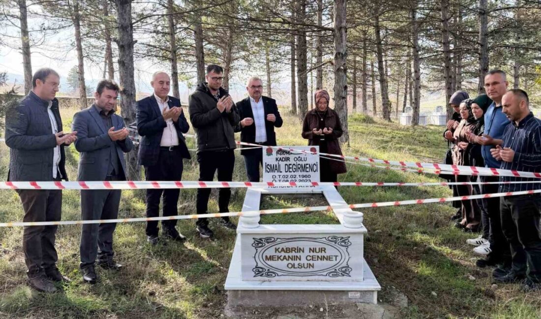 Kütahya'nın Hisarcık ilçesindeki Atatürk İlkokulu öğretmenleri, vefat eden eski müdürleri