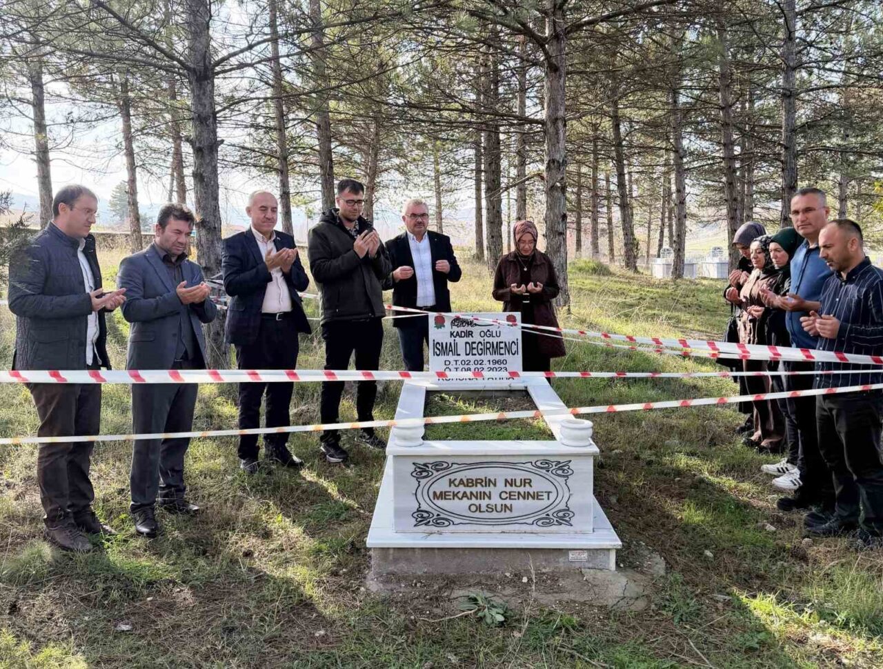 Kütahya'nın Hisarcık ilçesindeki Atatürk İlkokulu öğretmenleri, vefat eden eski müdürleri