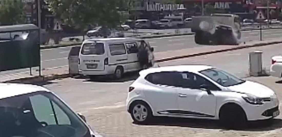 Kayseri’deki Trafik Kazaları Güvenlik Kameralarına Yansıdı, Emniyet Uyardı Kayseri'deki trafik kazaları güvenlik kameralarına yansıdı. İl Emniyet Müdürlüğü, sürücü